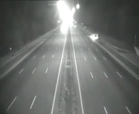 File:ALIENO ATTRAVERSA L'AUTOSTRADA....jpg