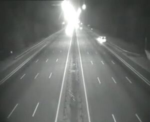 ALIENO ATTRAVERSA L'AUTOSTRADA....jpg