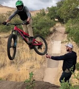 La moto y la botella.jpg